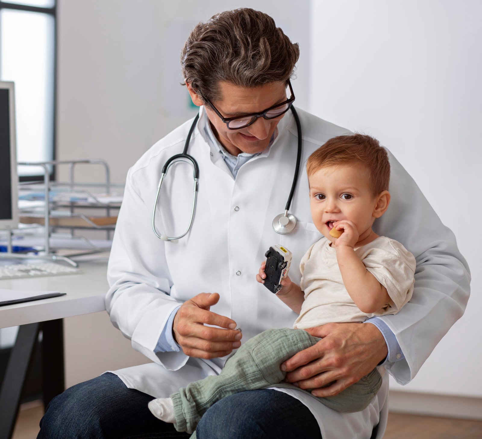pediatrician holding toddler consulation scaled e1756835146251